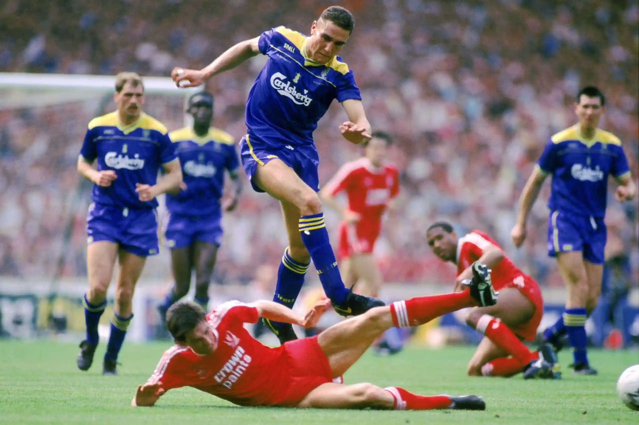 Crazy Gang-lid Vinnie Jones tegen Liverpool