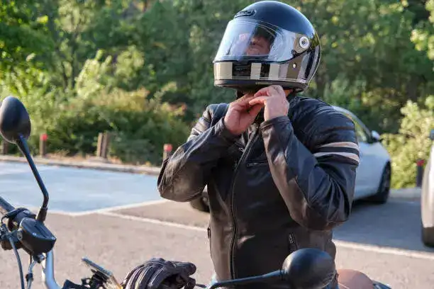 Man met scooterhelm