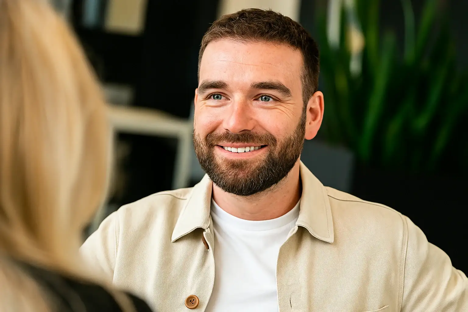 Man met korte baard