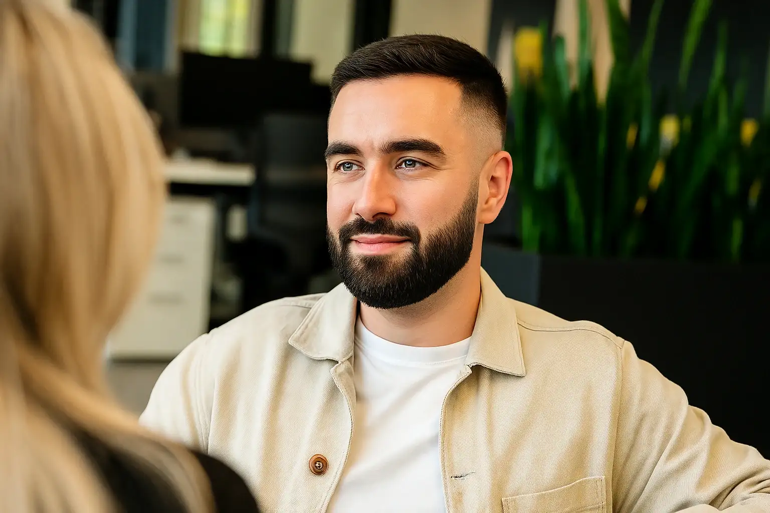Man met korte baard met overloop