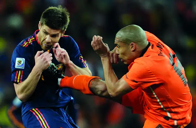 Nigel de Jong deelt trap uit