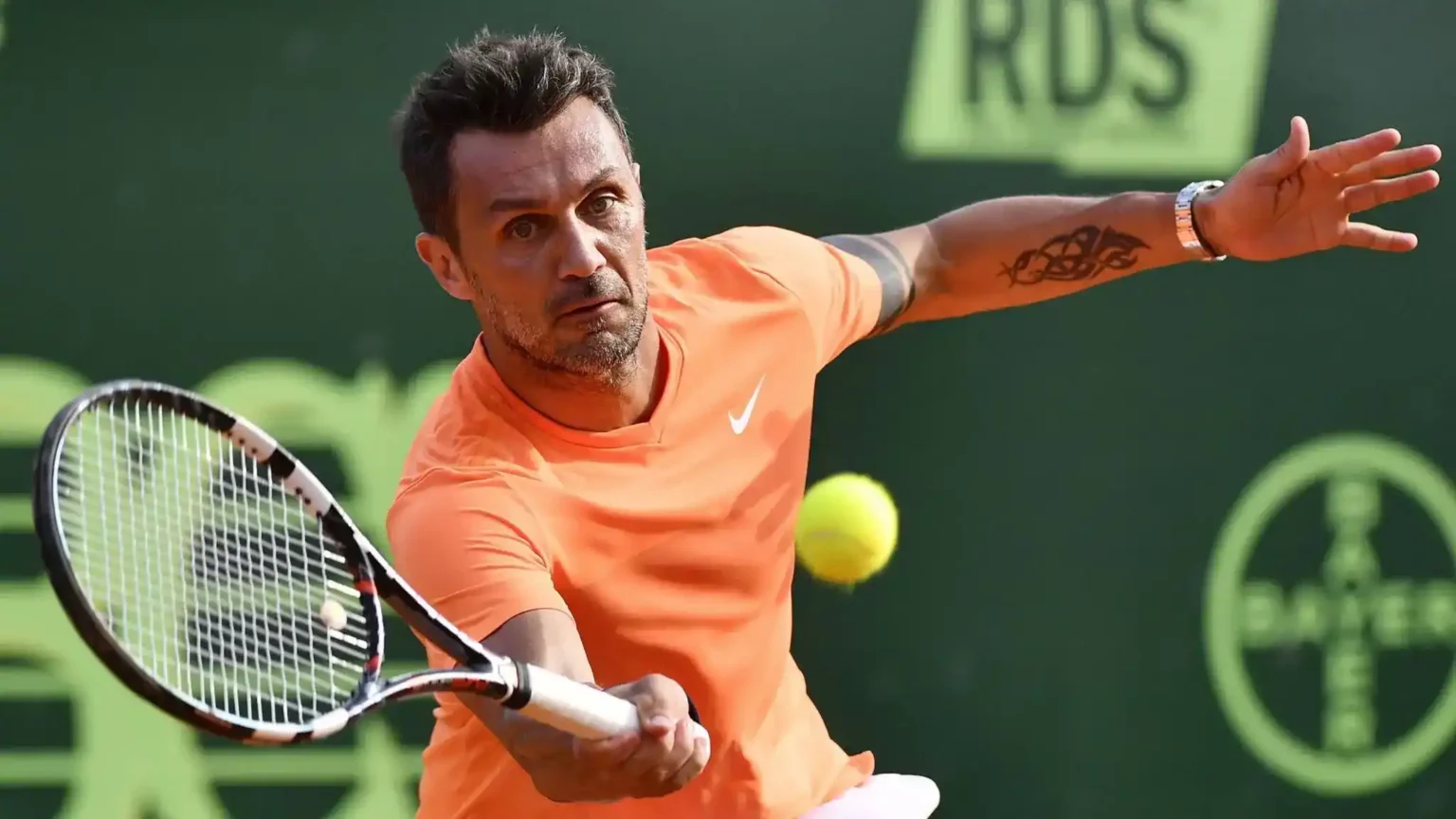 Paolo Maldini aan het tennissen