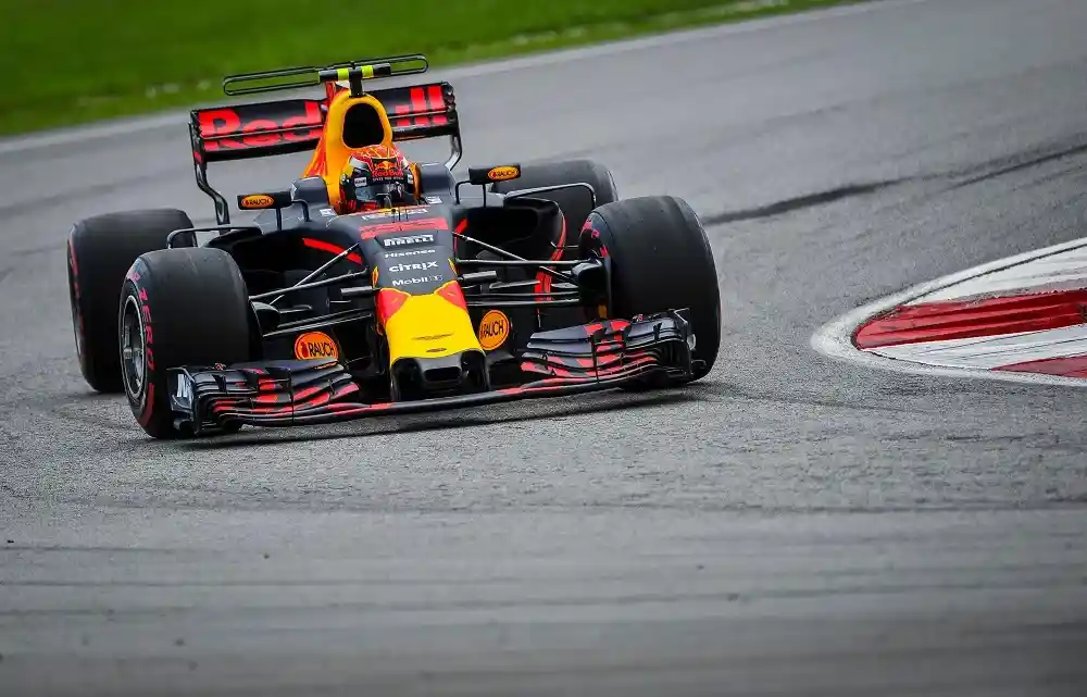 Red Bull van Max verstappen op het circuit