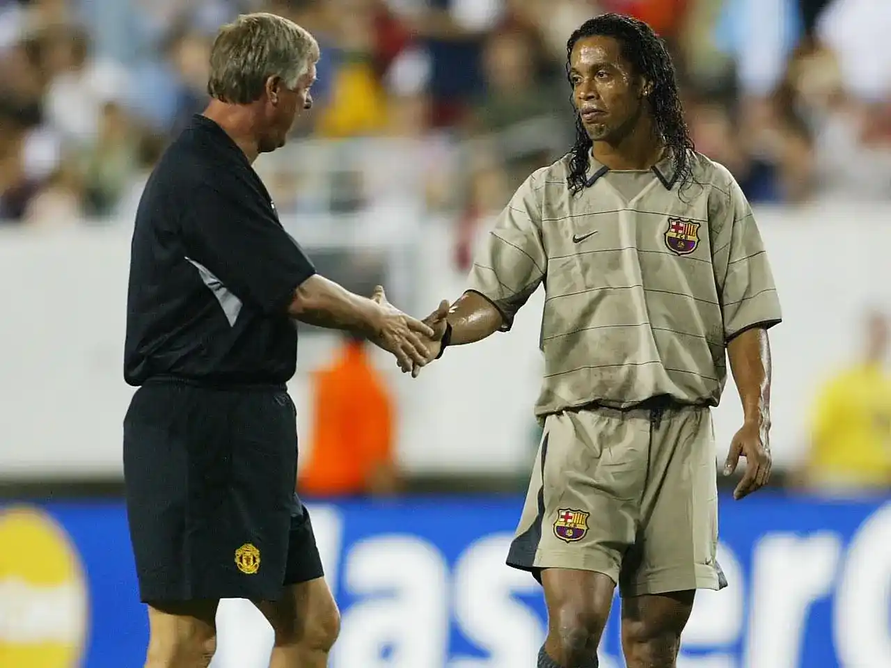 Ronaldinho geeft Alex Ferguson een hand