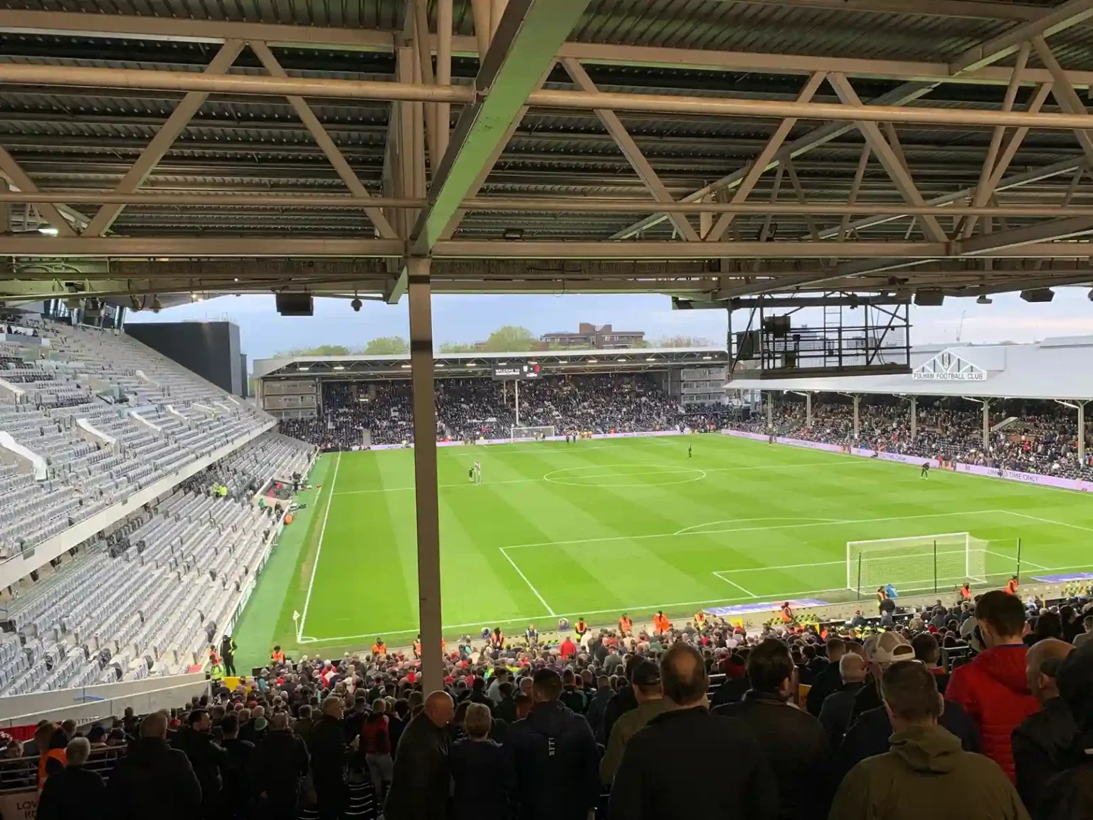 de fameuze paal op Craven Cottage
